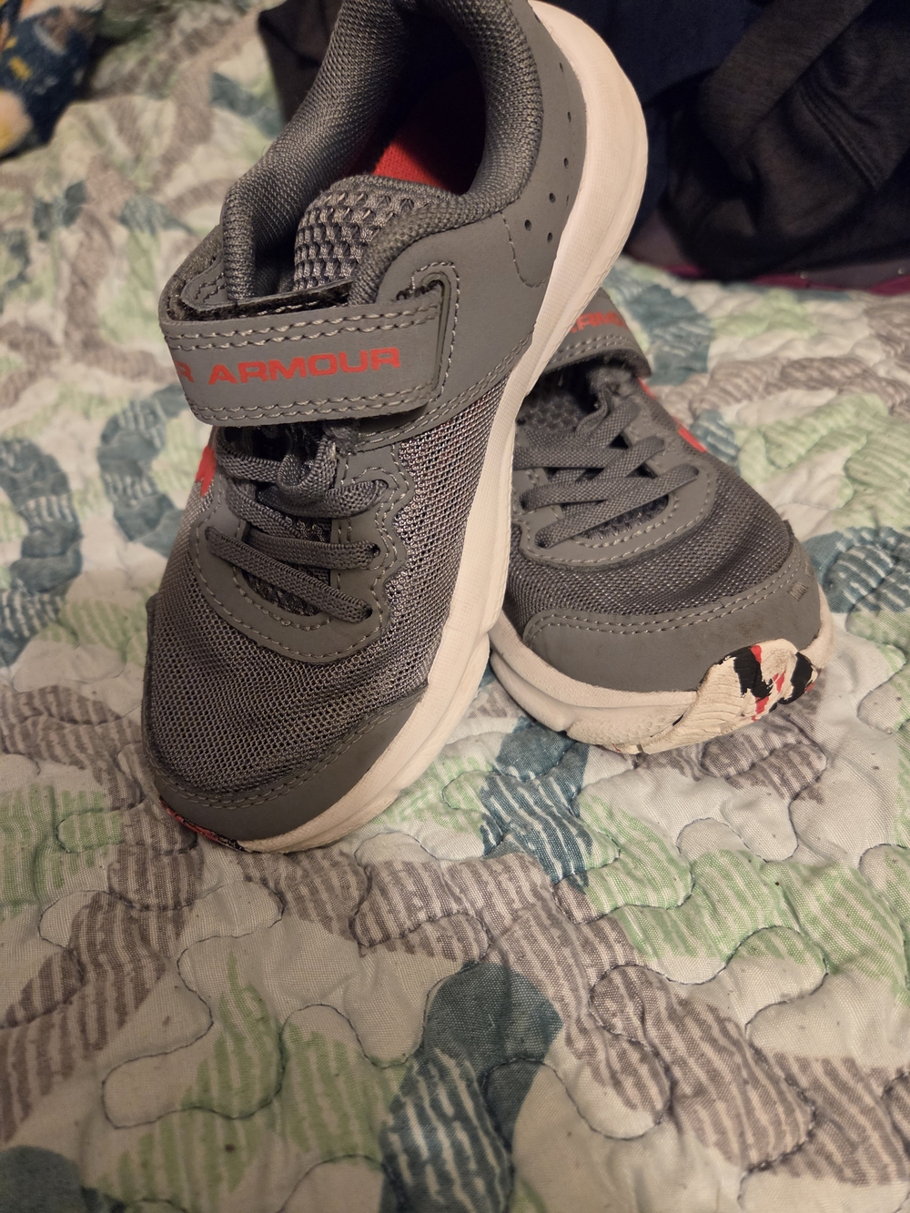 Under Armour Kids Sneakers in White, Black & Red